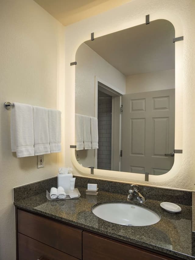Suite, 1 Queen Bed, Accessible, Bathtub (Mobility & Hearing, Nonsmoking)