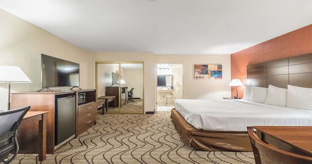 Standard Room, 1 Queen Bed, Non Smoking, Refrigerator & Microwave
