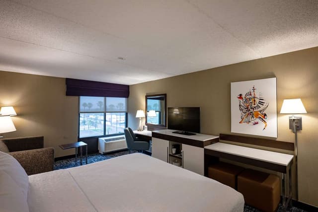 1 KING BED NONSMOKING