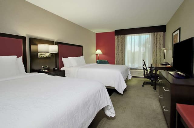 2 QUEEN BEDS