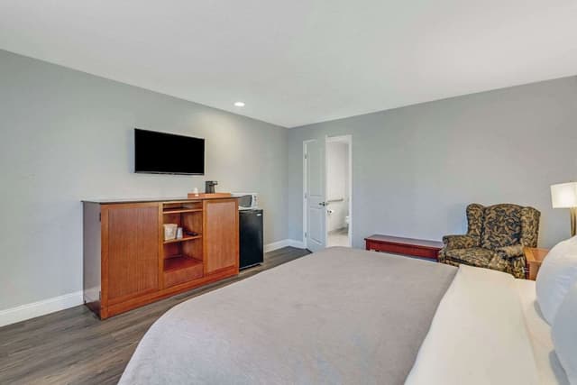 Room, 1 King Bed, Accessible, Smoking