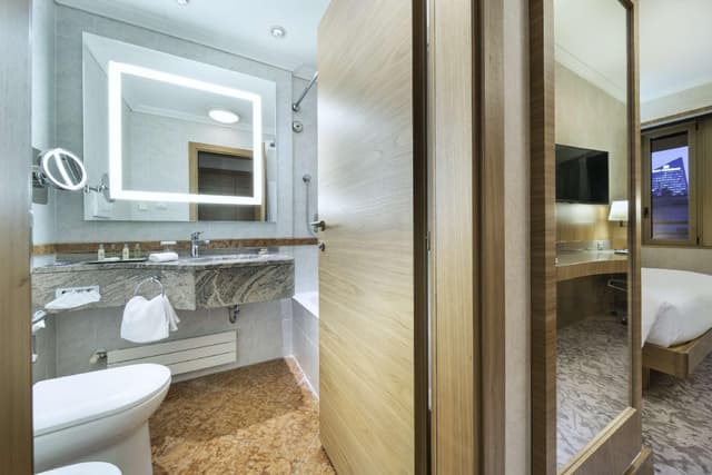 King Hilton Guest Room