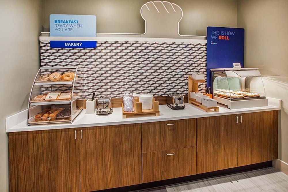 HOLIDAY INN EXPRESS & SUITES W3