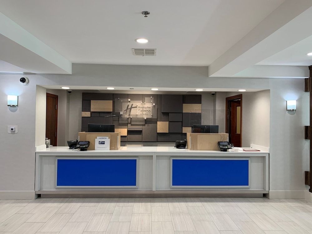 HOLIDAY INN EXPRESS & SUITES W1