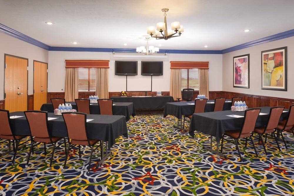 HOLIDAY INN EXPRESS & SUITES A4
