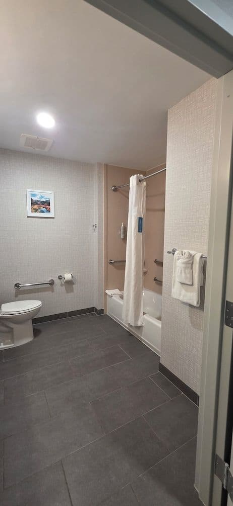 Room, 2 Queen Beds, Accessible, Bathtub (Hearing)