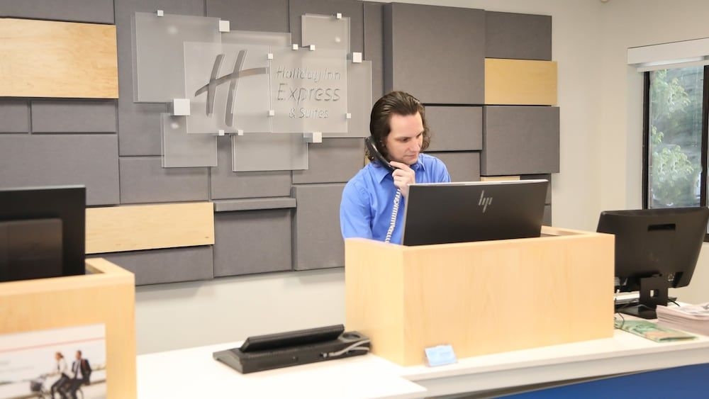 HOLIDAY INN EXPRESS & SUITES C3