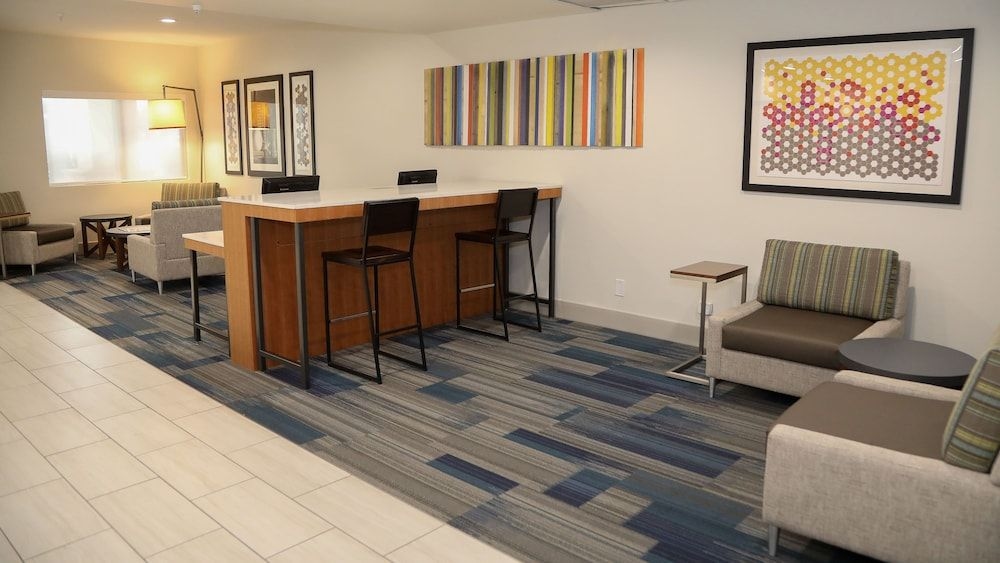 HOLIDAY INN EXPRESS & SUITES C1