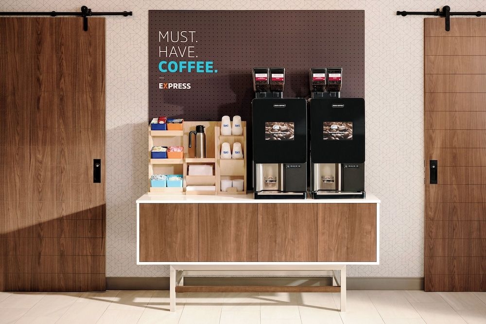 HOLIDAY INN EXPRESS & SUITES C4