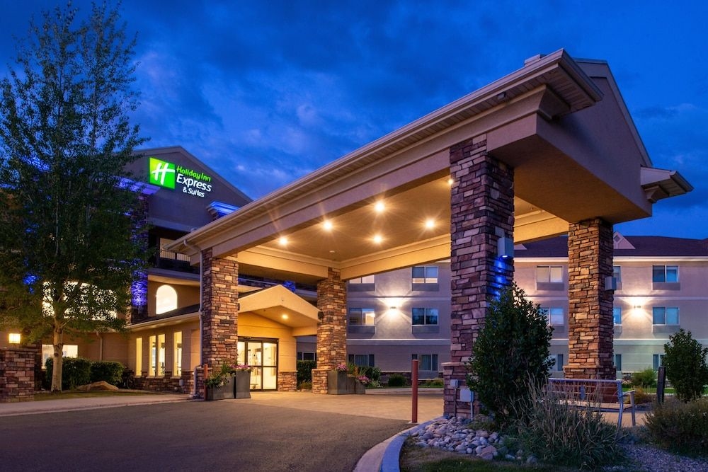 HOLIDAY INN EXPRESS & SUITES G1