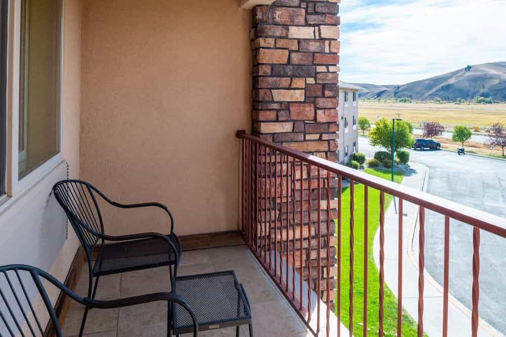 HOLIDAY INN EXPRESS & SUITES G