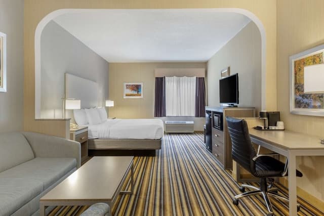 Suite, 1 King Bed, Non Smoking, Jetted Tub