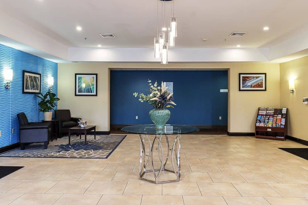 HOLIDAY INN EXPRESS & SUITES M HOLIDAY INN EXPRESS & SUITES M
