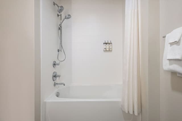 Room, 2 Queen Beds, Accessible Bathtub (Mobility Accessible)