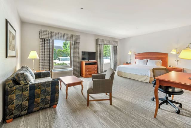 1 KING BED STUDIO SUITE W/ SOFABED NONSMOKING