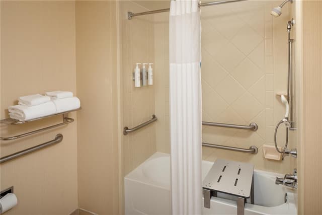 2 QUEENS MOBILITY/HEARING ACCESS TUB NOSMOK