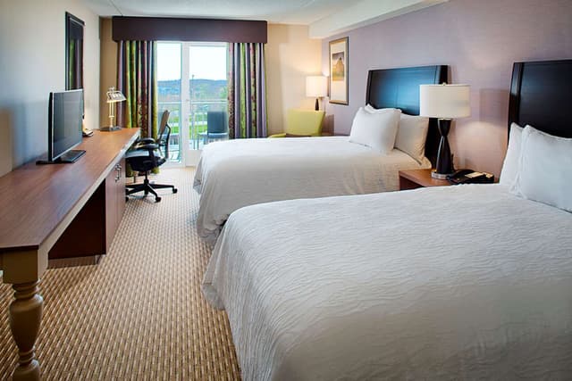 2 DOUBLE BEDS W/WALKOUT BALCONY SKYLINE VIEW