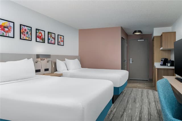 2 QUEEN BEDS