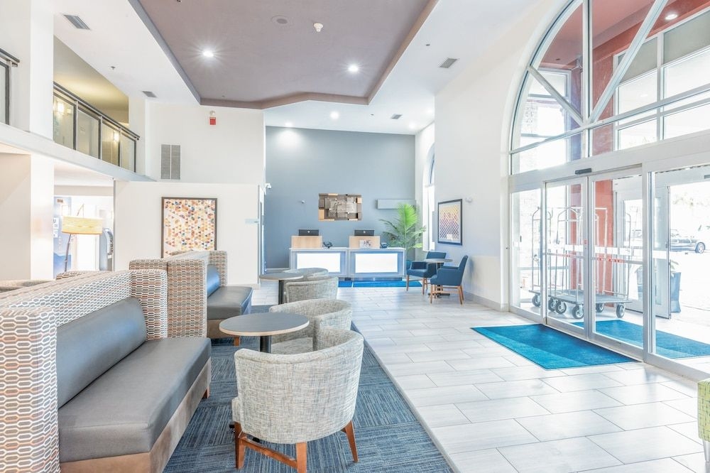 HOLIDAY INN EXPRESS & SUITES B0