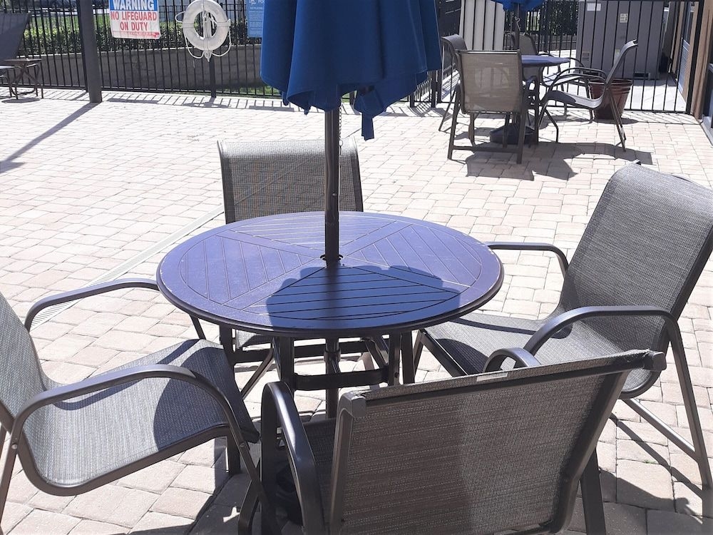 HOLIDAY INN EXPRESS & SUITES O3