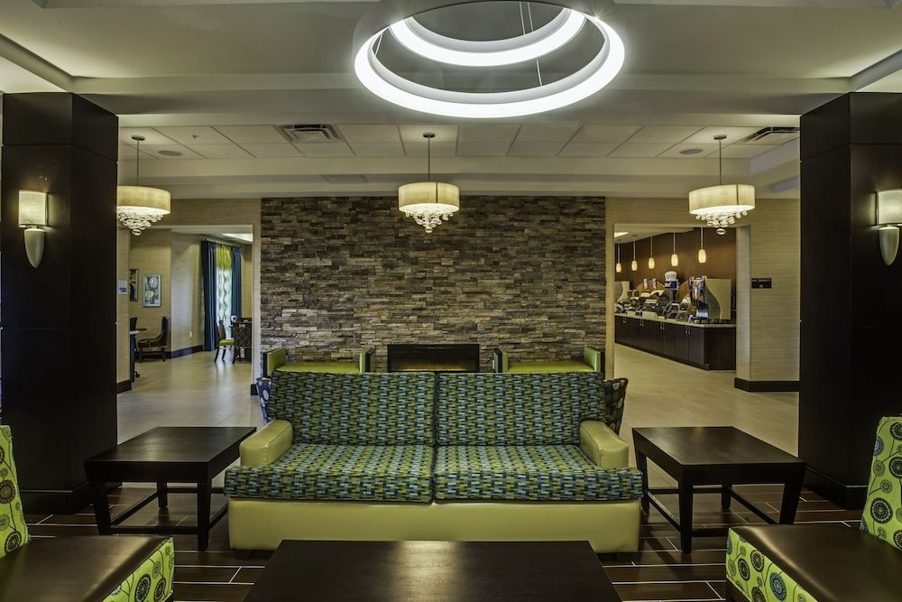 HOLIDAY INN EXPRESS & SUITES O1