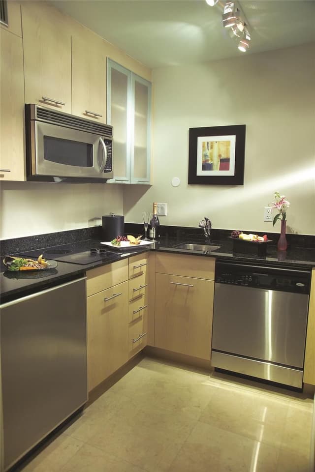 CITY VIEW BALCONY 2 BDRM STE - 1 KING/2QUEENS