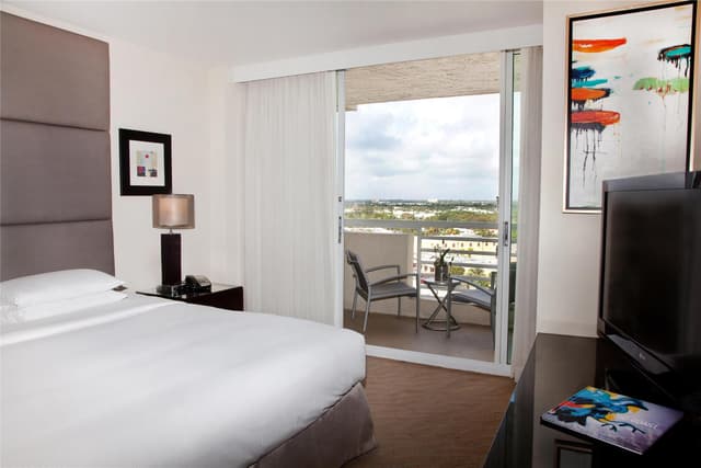 INTRACOASTAL VIEW LARGE BALCONY SUITE - KING