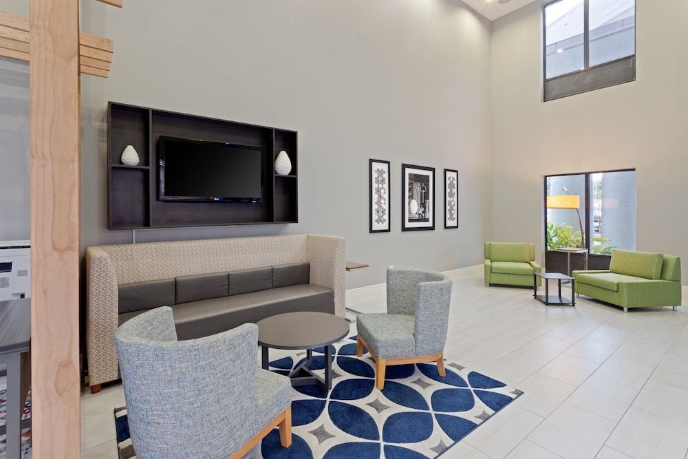 HOLIDAY INN EXPRESS & SUITES L0