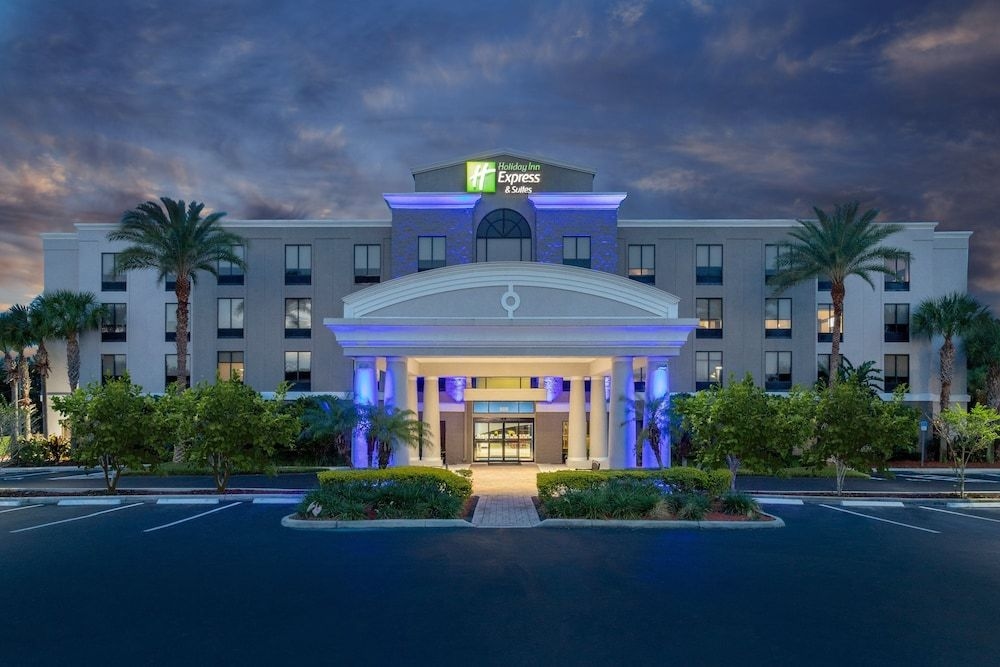 HOLIDAY INN EXPRESS & SUITES L2