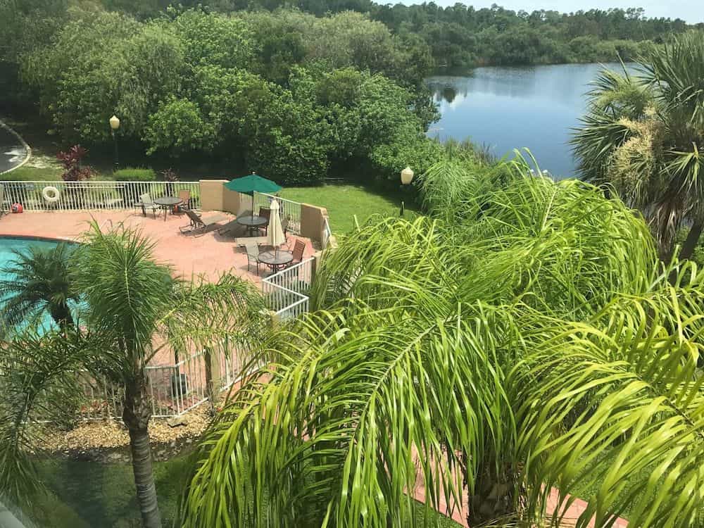 HOLIDAY INN EXPRESS & SUITES P