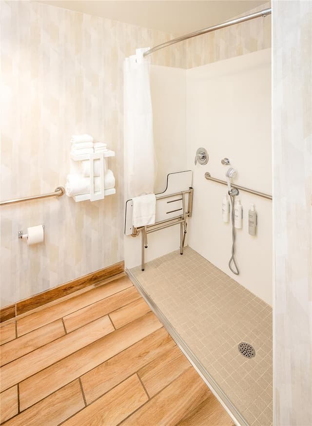 1 KING MOBILITY/HEARING ACC RI SHOWER NOSMOK