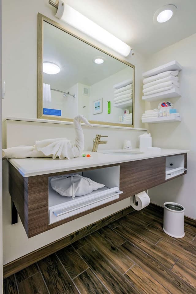 1 DOUBLE MOBILITY ACCESSIBLE WITH RI SHWR NS