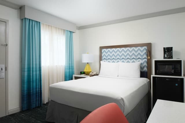 Standard Room, 1 Queen Bed