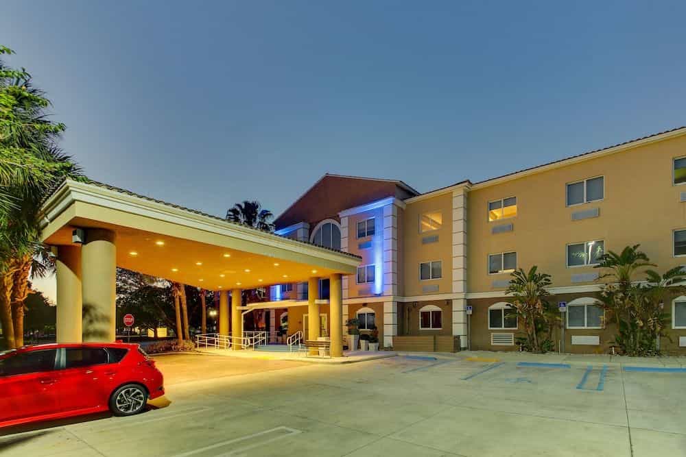 HOLIDAY INN EXPRESS & SUITES W