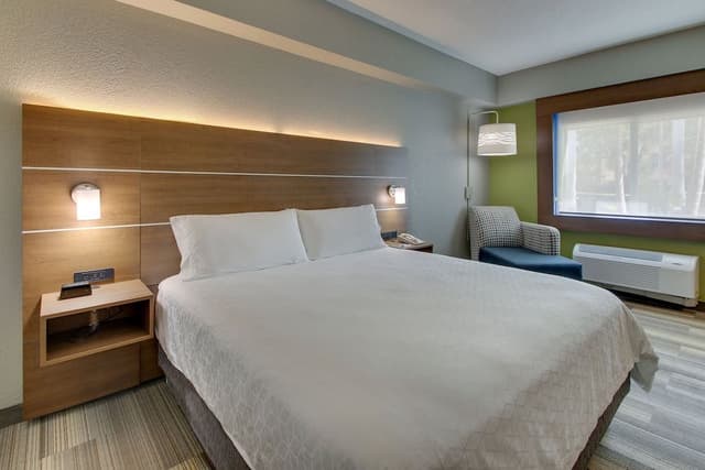 Standard Room, 1 King Bed