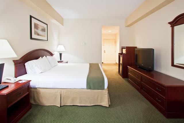 Standard Room, 1 King Bed