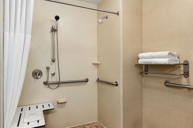 1 KING MOBILITY/HEARING ACC RI SHOWER NOSMOK