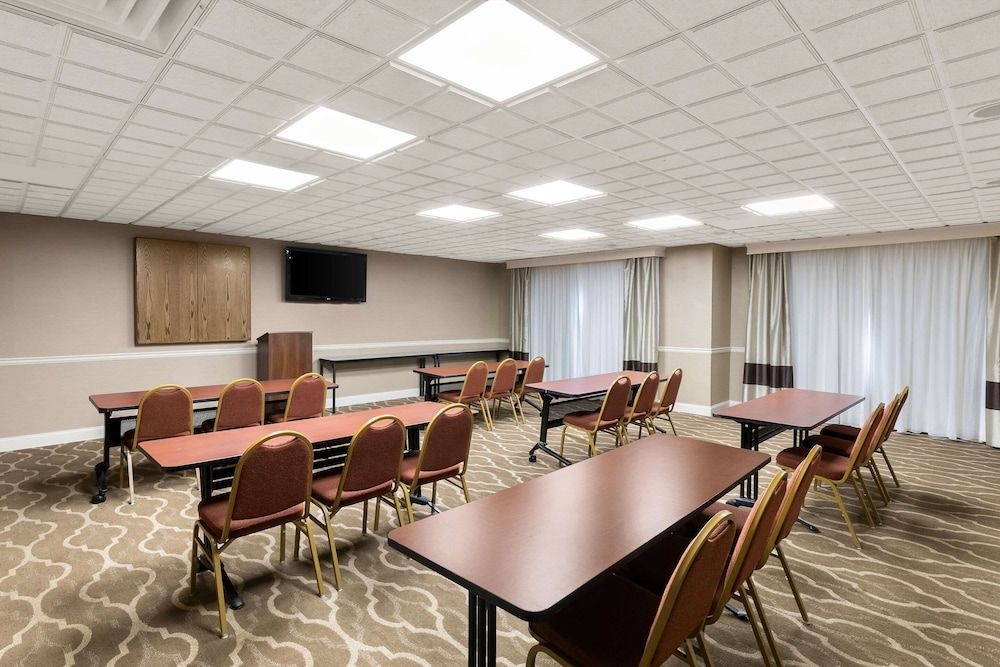 COMFORT SUITES COMMERCE4