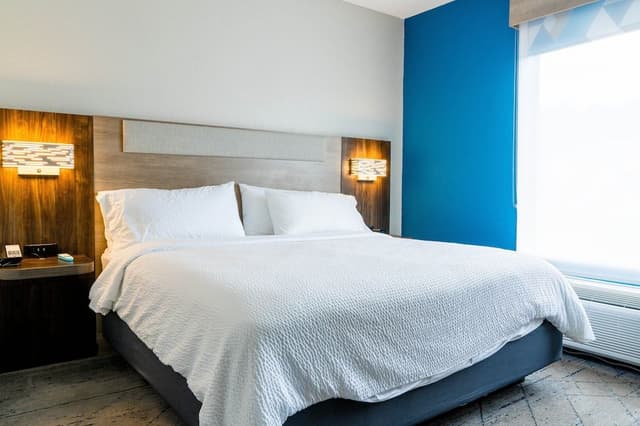 Standard Room, 1 King Bed, Accessible (Accessible Tub)