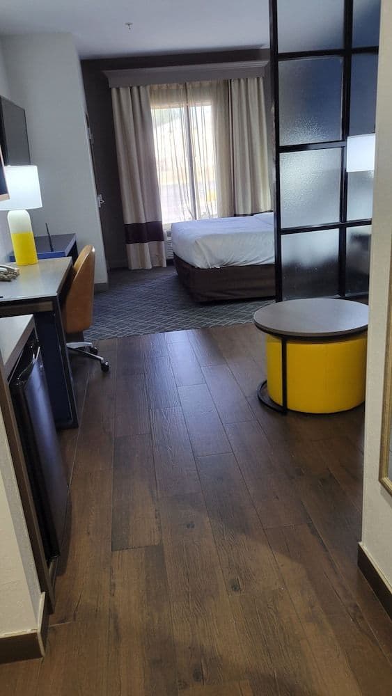 Suite, 1 King Bed, Non Smoking