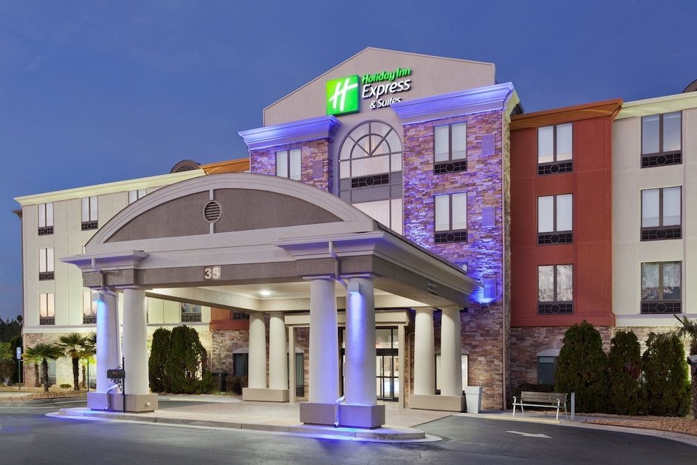 HOLIDAY INN EXPRESS & SUITES R3