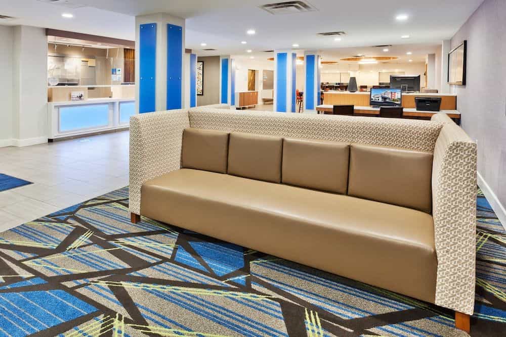 HOLIDAY INN EXPRESS & SUITES R