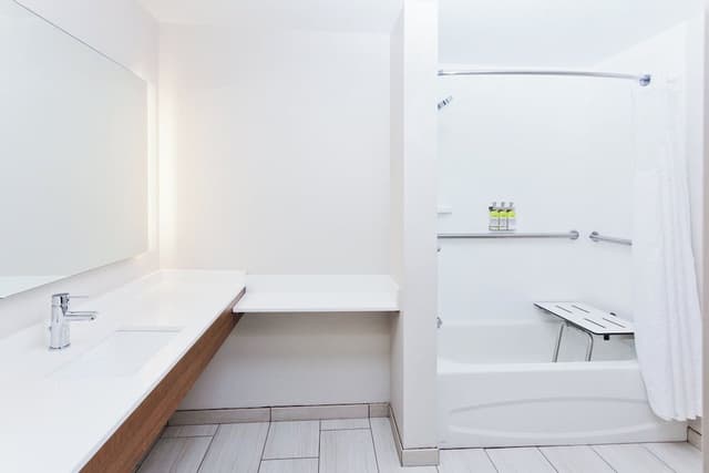 Room, 2 Queen Beds, Accessible (Communications, Accessible Tub)