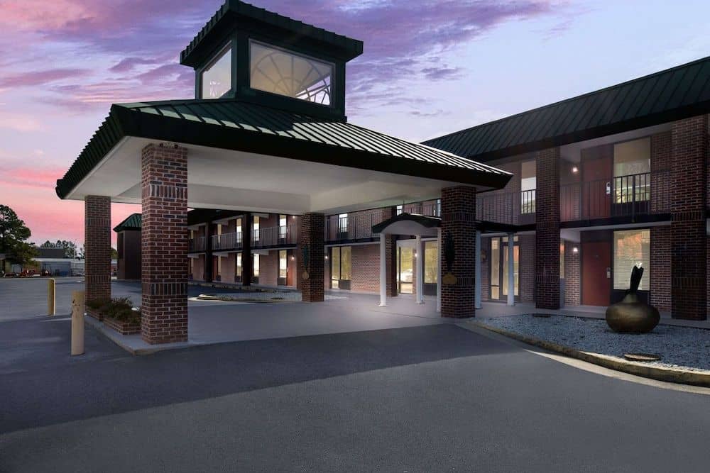 QUALITY INN & SUITES VIDALIA QUALITY INN & SUITES VIDALIA