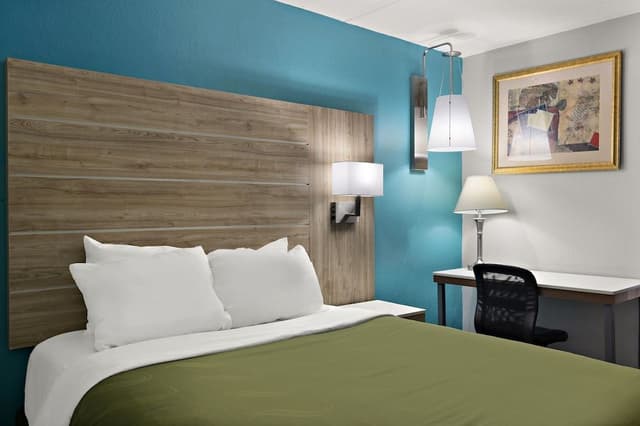 Standard Room, 1 Queen Bed