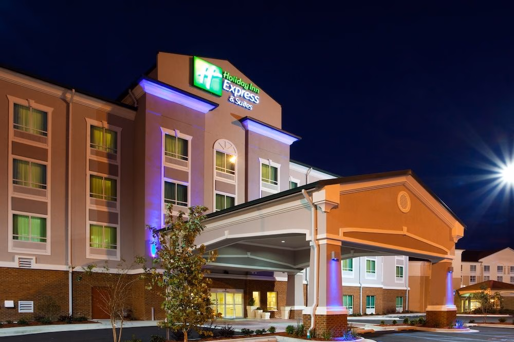 HOLIDAY INN EXPRESS & SUITES V4