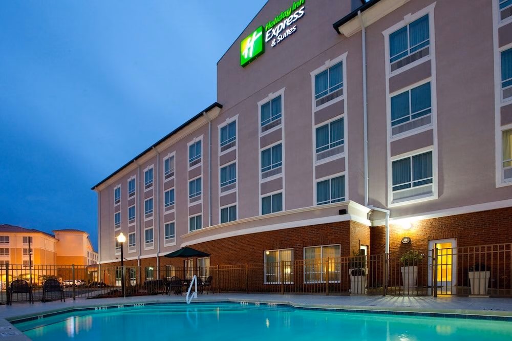 HOLIDAY INN EXPRESS & SUITES V2