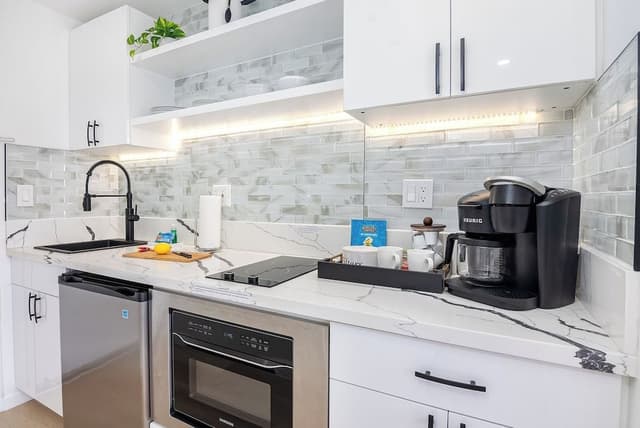 Premium Studio, 1 King Bed, Kitchenette, Partial Ocean View (0158)