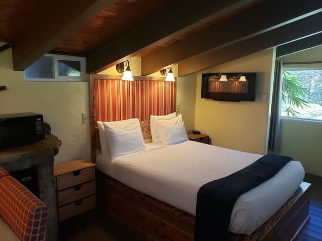 Standard Room, 1 Queen Bed (Chalet Kilauea Hotel)