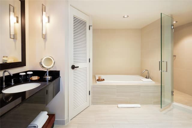 MAKAI PRESIDENTIAL SUITE OCEAN VIEW 1 KING
